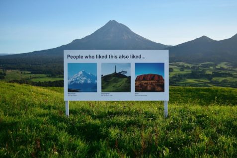 「レコメンデーション」による“思考停止”を警告するアート作品が登場