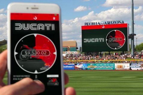 試合観戦の合間にスマホで「オークション」！ファンが熱狂する新たなスポーツビジネス