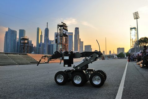 ハイテク化するシンガポール警察〜パトロールロボットや警察専用スマホを導入