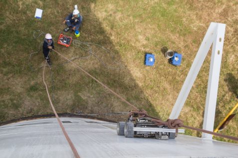 1,000メートル超えの高層ビルが増える未来、危険作業を担う壁登りロボット