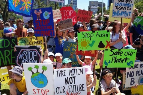 スウェーデンの高校生が1人で始めた「気候変動ストライキ」が世界で止まらない