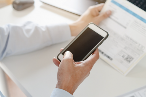 スマホでバーコードを読み取る「請求書払い」。増加するサービスの中で利用者へのメリットはあるのか