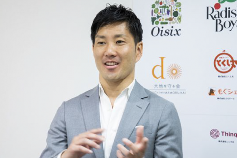 千人の前で“ほふく前進”を披露し、海上自衛隊から社長の道へ。与えられたチャンスを自分流に活かし、運を引き寄せる。