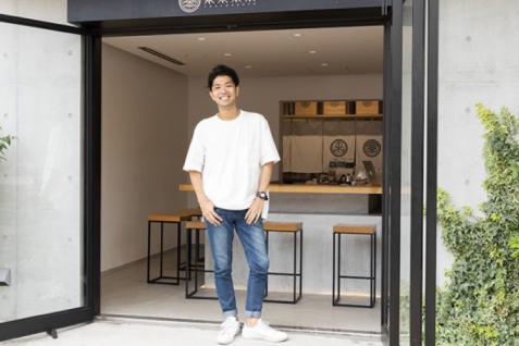 業界や職種に関わらず、大切なのは“プロセスと思考”。世界初のハンドドリップ日本茶専門店を作ったクリエイティブディレクターの、新しい未来の開き方。