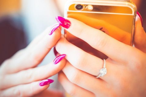 「環境問題に興味がないアナタなんかとはデートしない」ティンダーを利用するZ世代男女の間に入り込む政治