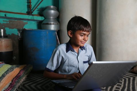 新型コロナで「大学オンライン化」促進の可能性、学校閉鎖で3億人以上に影響が出たインド