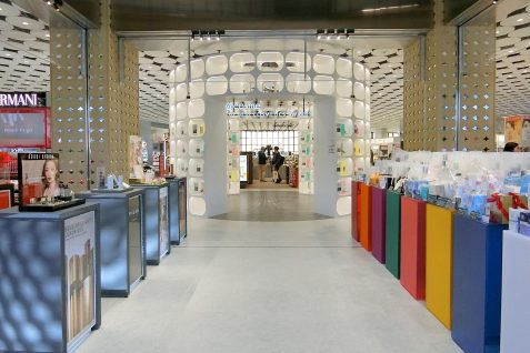 「アットコスメ」に学ぶOMOとデータ駆動型ビジネス　原宿旗艦店の次はメルカリと協業