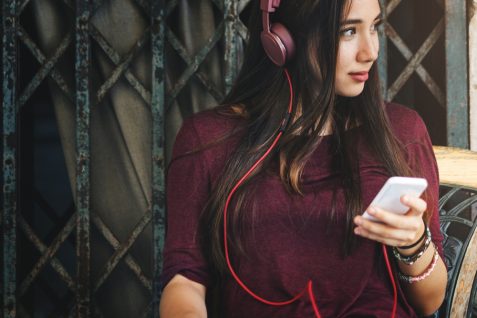 リモートワーク増で変化するポッドキャスト消費 「現実逃避」コンテンツが人気上昇