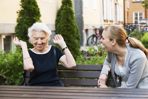 孤独を解消するスウェーデンの実験的アパート、コロナで注目される老人と若者の共同生活