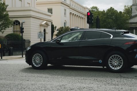 世界の自動運転車開発競争の最新動向。初めての道もAI・衛星ナビだけで運転、英国は要注目