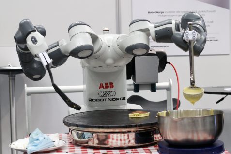 ロボットシェフ需要急騰、感染懸念と人材不足で加速する外食産業の調理ロボット導入