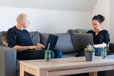 リモートワークは百害あって一利なし？ オフィスワークに戻る企業、ハイブリッドを模索する企業、ワクチン普及後の働き方