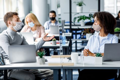 リモートワーク・オンライン授業からオフィス・学校に復帰、テック活用の可能性と課題