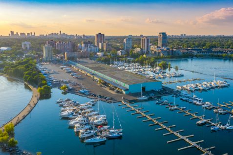 馬鹿にされた「湖畔の発電所エリア」が、カナダ随一のウォーカブルシティに変わるまで