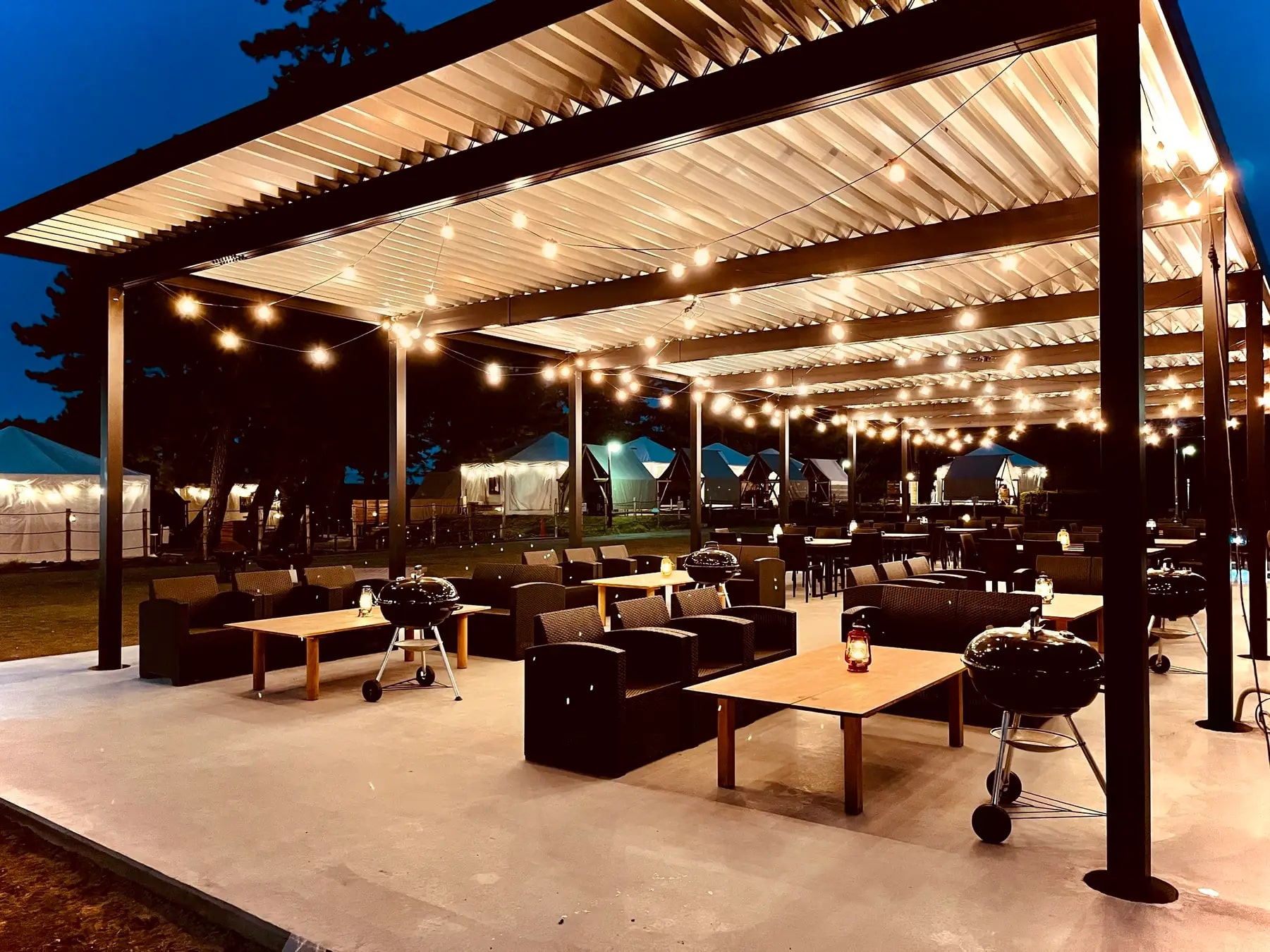 愛知県一宮市のグランピング施設「ウッドデザインパークいちのみや紡」、大型の屋根付きBBQサイトをオープン 最大100人が手ぶらBBQ可能