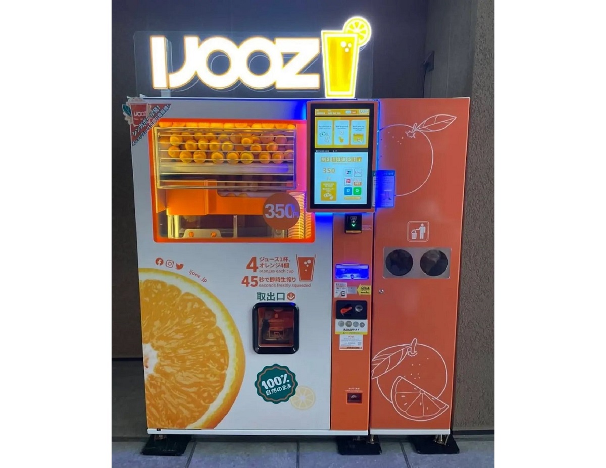 大阪市北区南扇町の「i-Mall」に生搾りオレンジジュース自販機「IJOOZ