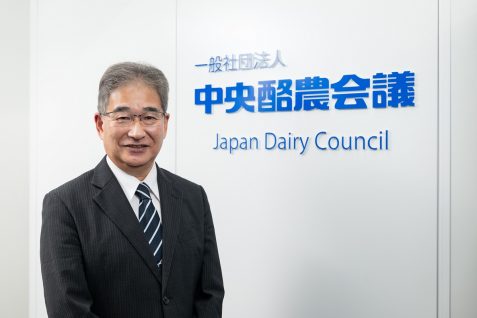 『可愛くてごめん』で注目のクリエイターと中央酪農会議が異色のコラボ　酪農応援ソングを公開する狙いとは？