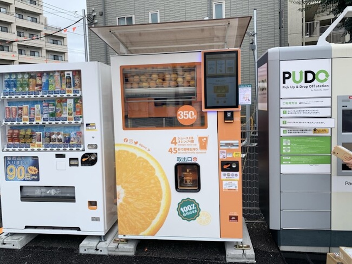 東北沢駅にシンガポール発の生搾りオレンジジュース自販機「IJOOZ」が登場 1杯に新鮮なオレンジ4個使用 | AMP[アンプ] -  ビジネスインスピレーションメディア