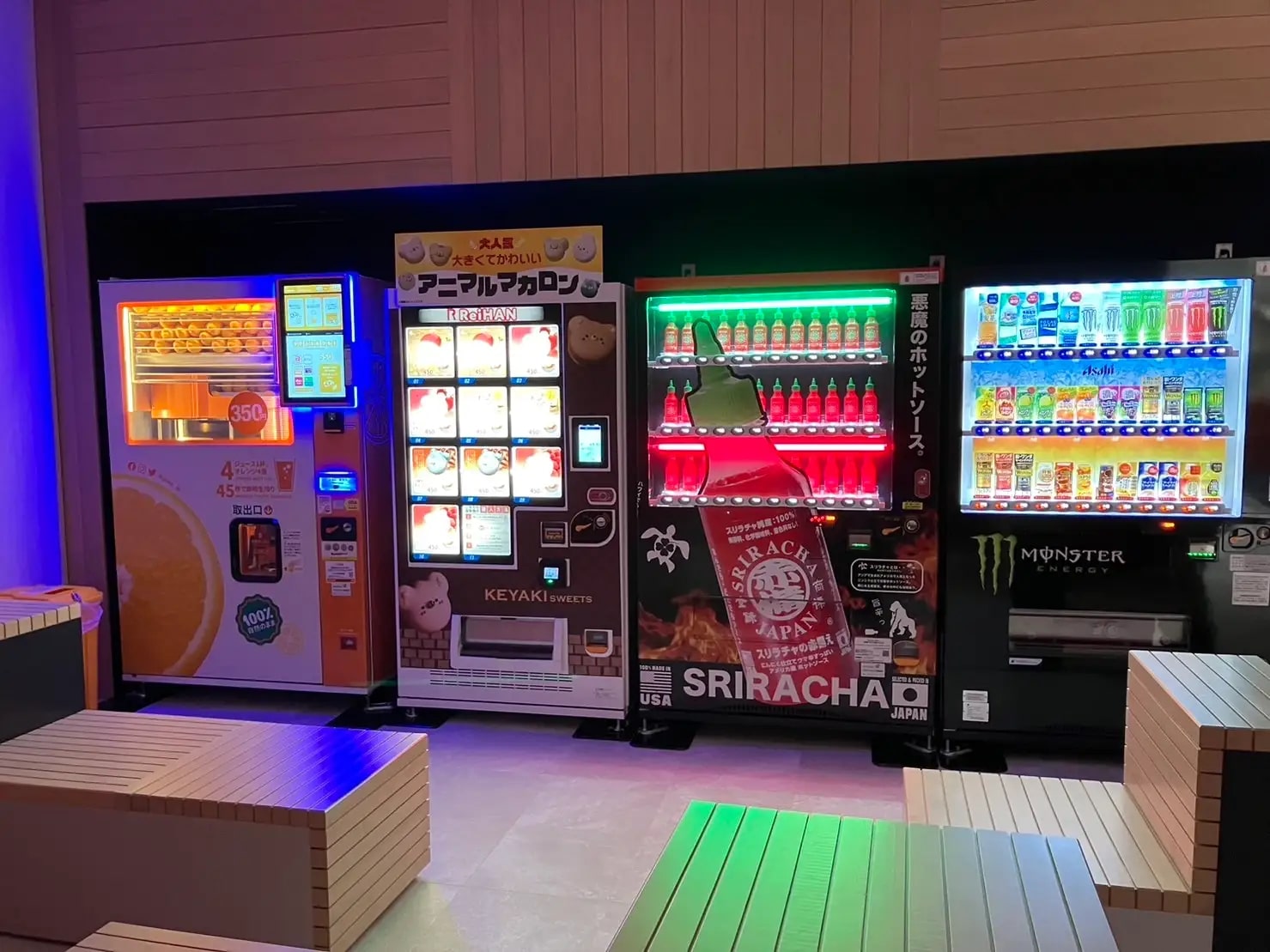 横浜市の「CeeU Yokohama」に生搾りオレンジジュース自販機