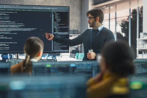 国際競争力は過去最低　海外に遅れをとる日本が活路を見出すカギは非IT人材のIT化