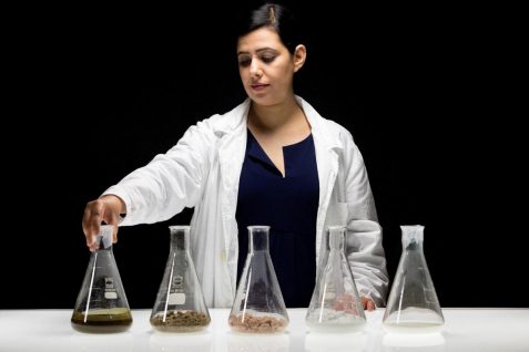 クモの糸から防弾皮膚、牛の糞からファッション、オランダ人「バイオアーティスト」が生み出すイノベーション