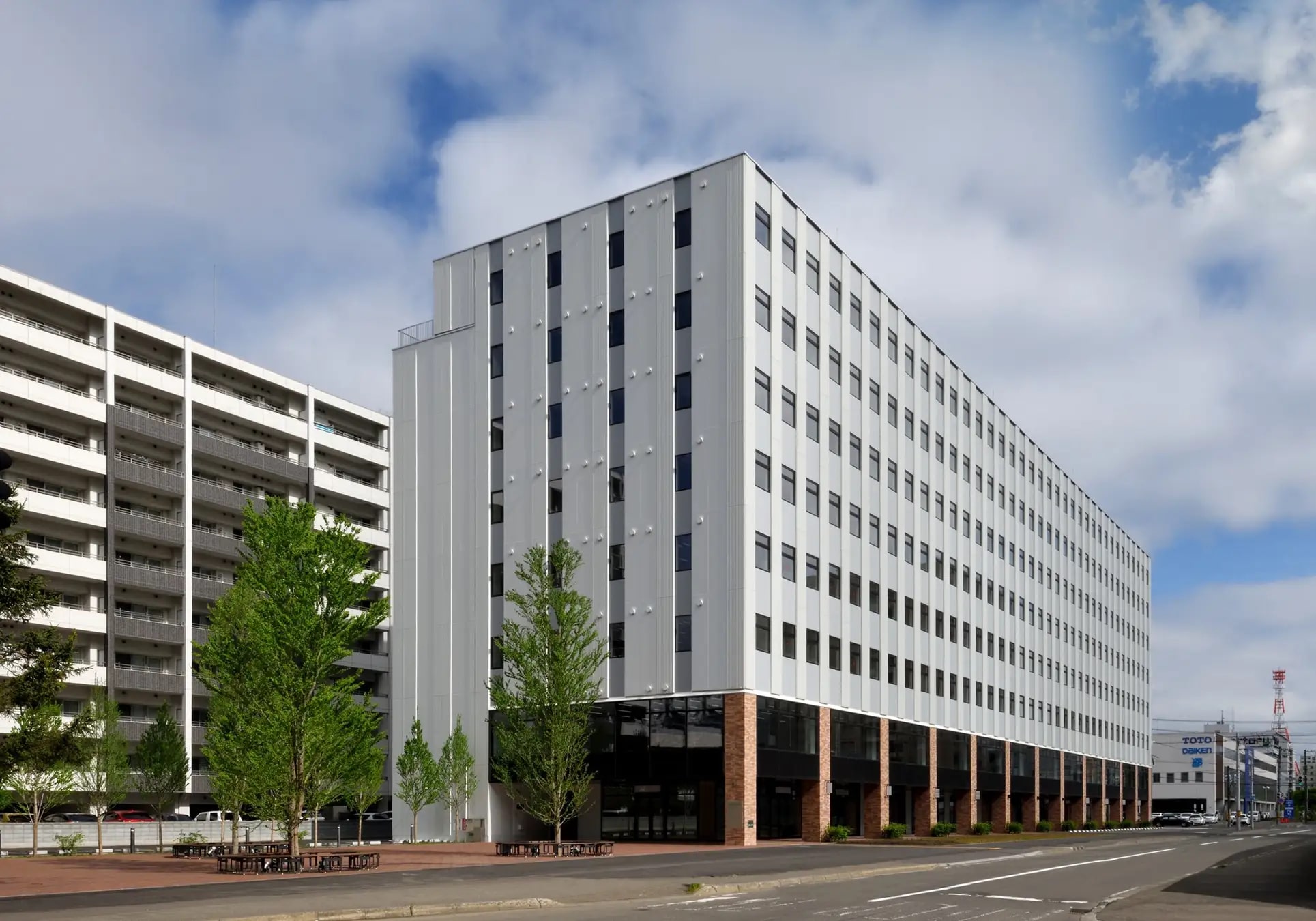 北海道札幌市にオフィス・商業ビル「創成クロス」が8月1日オープン ワーカーや地域住民が利用可能なオープンスペースを設置 AMP[アンプ