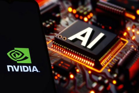 NVIDIA、LLMの精度を維持しつつサイズを半分にするアプローチ　巨大モデルの運用コスト低下への期待