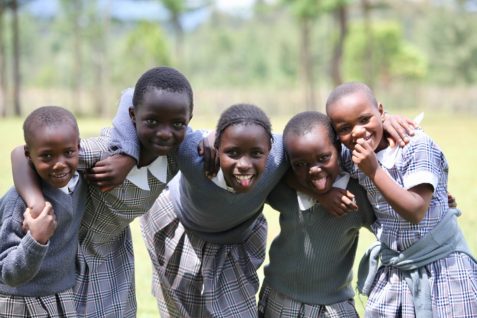 女の子が育つにつれて「成長する」学校制服。アフリカの教育格差の解決へ