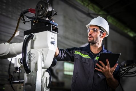 製造現場を変える「考えるAI」、エージェント型AIシステムの実力とは？