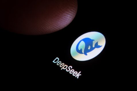 DeepSeek R1が示すAI開発の新潮流　低コストで実現したOpenAI o1級の性能、その実態を探る