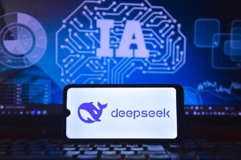 中国発DeepSeek R1を安全に使い倒す　米国製ハードウェアが実現する驚異の処理速度