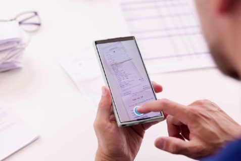 生成AIで文書のデジタル化が進化、MistralがLLMで実現する99%超の精度