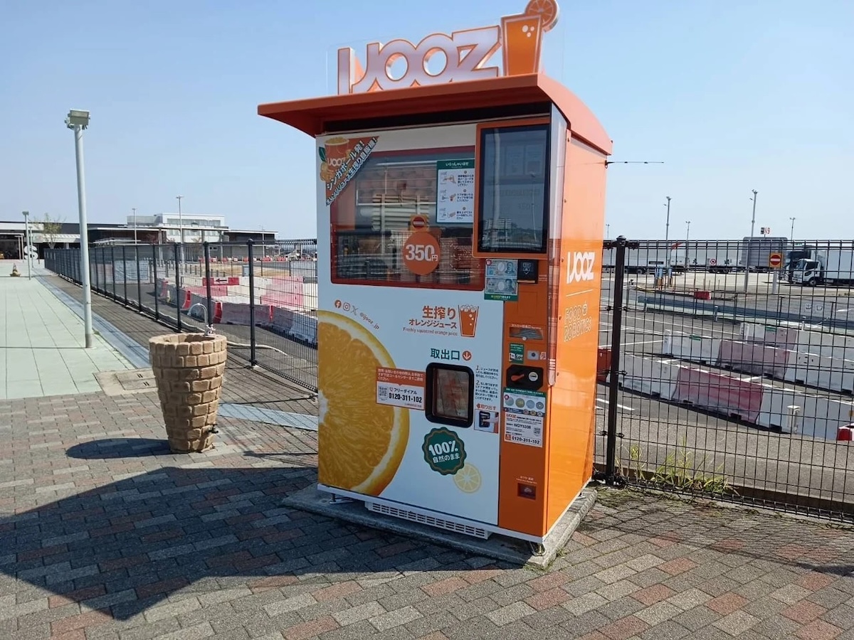 三重県鈴鹿市「E1A新名神鈴鹿PA」に生搾りオレンジジュース自販機