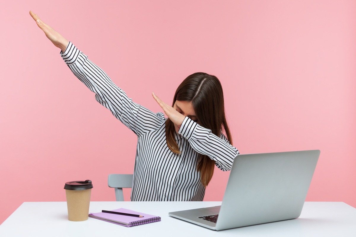 笑いが株価を動かす？ミームが変えた資本主義の新常識 | AMP[アンプ] - 人生の豊かさを生む瞬間を情報でつくりだす新世代向けビジネスメディア