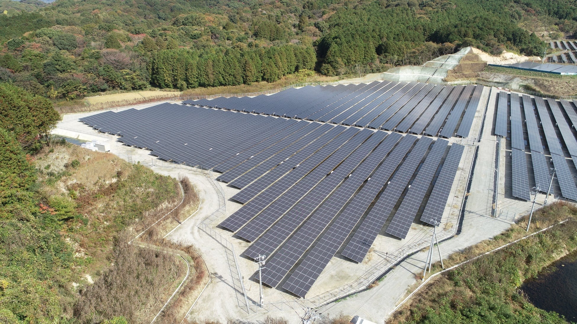 福岡県飯塚市の太陽光発電所に蓄電池を併設 2026年2月納入予定 | AMP