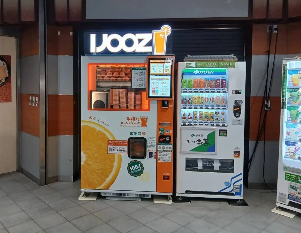 岡山県岡山市「JR岡山駅構内」に生搾りオレンジジュース自販機IJOOZが