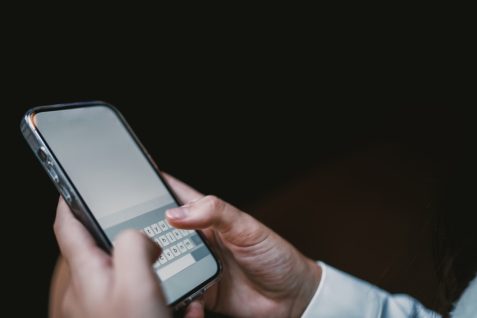 親指・首・目まで不調に？　「スマホ親指症候群」から考え直す、デジタルデバイスとの付き合い方